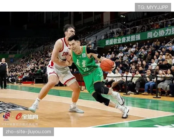 辽宁莫兰德李晓旭拼抢地板球，篮板保护快速转换执行力